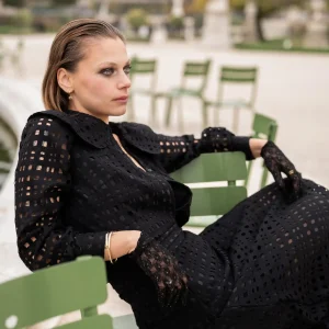 La blouse ajourée col Claudine