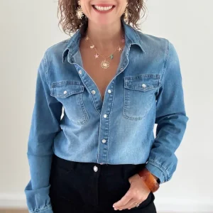 Chemise en jean bleu à boutons nacrés