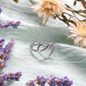 Bague argentée à design coeur