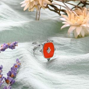 Bague argentée à pierre rouge
