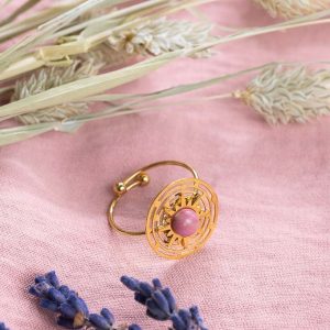 Bague dorée à pierre rose