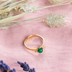 Bague dorée à pierre verte