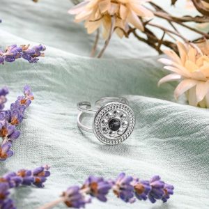 Bague ronde à pierre noire