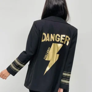 Blazer Noir Volants et Éclair Danger : Élégance avec une Touche Urbaine