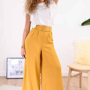 Blouse en dentelle blanche volantée