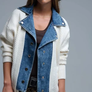 Cardigan en tricot gaufré blanc avec intérieur en denim épais bleu
