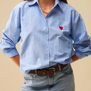 Chemise à rayures bleues avec broderie en forme de cœur rouge