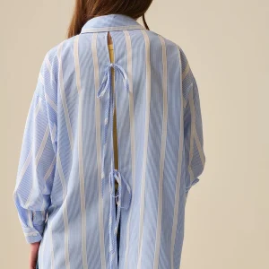 Chemise à rayures bleues et blanches coupe décontractée nouée dans le dos