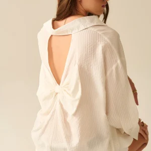 chemise blanche surdimensionnée avec nœud dans le dos