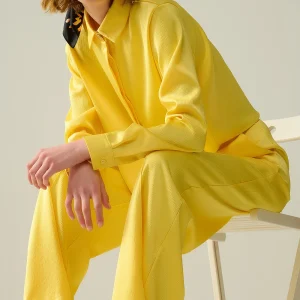 Chemise courte en satin texturé jaune