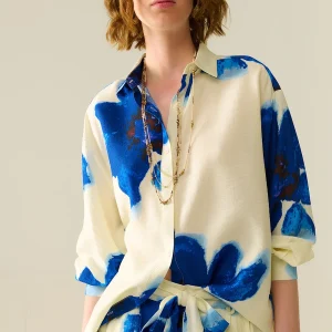 Chemise décontractée blanche avec imprimé de fleurs tropicales bleues