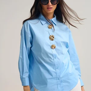 Chemise décontractée en popeline de coton bleue avec boutons décoratifs dorés