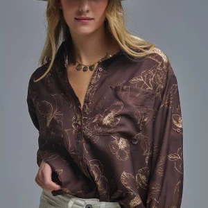 Chemise légère brune à imprimé floral automnal