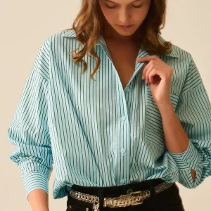 Chemise oversize à rayures et poche poitrine en noir et bleu