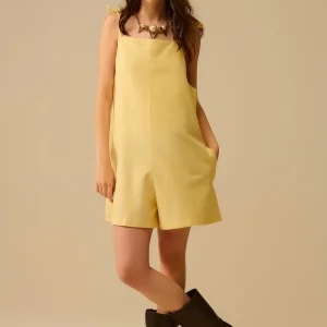 Combinaison à rayures jaunes avec attaches aux épaules et poches au dos