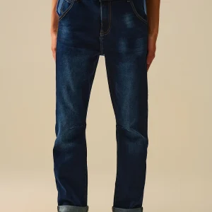 Jean foncé avec surpiqûres contrastées et ourlets à revers