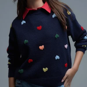 Navy Crew neck Sweater With Multicolor Embroidered Hearts (Pull ras du cou bleu marine avec cœurs brodés multicolores)