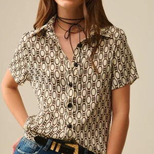 Polo beige à manches courtes imprimé chaîne