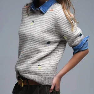 Pull brodé à manches courtes et rayures beiges