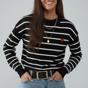 Pull en tricot noir avec détail de cœur rouge et rayures blanches