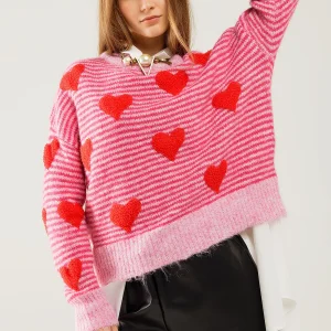 Pull rayé rose avec des coeurs de couleur rouge