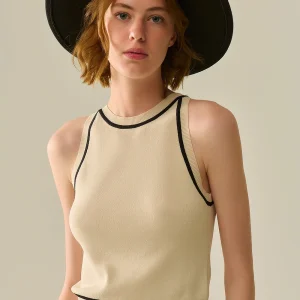 Pull sans manches beige avec détails de lignes noires