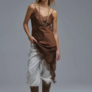 Robe asymétrique en satin et dentelle marron