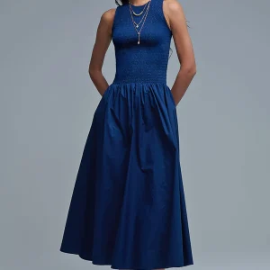 Robe longue en popeline de marine avec détails smockés