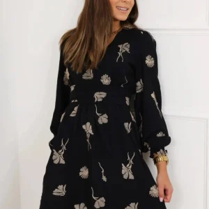 Robe Noire Midi Patineuse à Imprimé Doré : Élégance et Confort Réunis