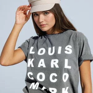T-shirt gris clair avec logos de noms célèbres sur le devant