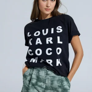 T-shirt noir avec logos des noms célèbres sur le devant