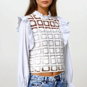 Top blanc en crochet avec bordure à volants et manches longues