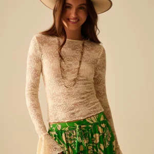 Top en dentelle crème avec manches longues évasées et volants